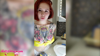 Katty Grray: Red-haired bitch caresses her body on