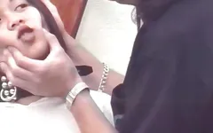 Chica asiática de pelo oscuro probando anal por primera vez