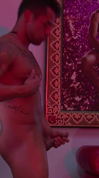 Ragazzo gay arrapato in azione si masturba mentre immagini alcune belle scene porno