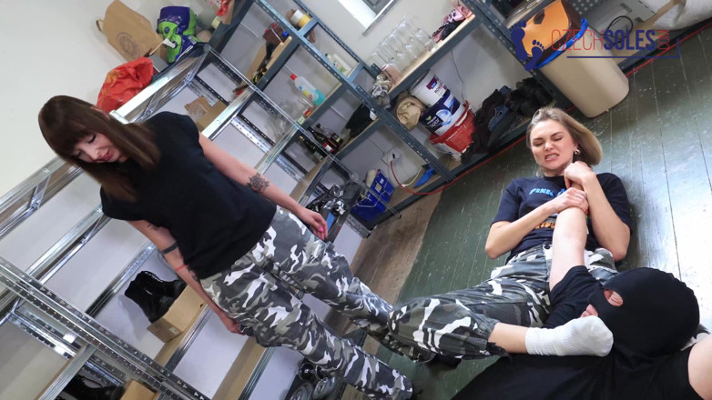Czech Soles - foot fetish content: Chicas militares disfrutan humillando a su esclavo de calck