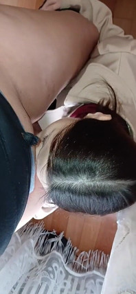 La studentessa schiava a turno lecca le fighe di due insegnanti