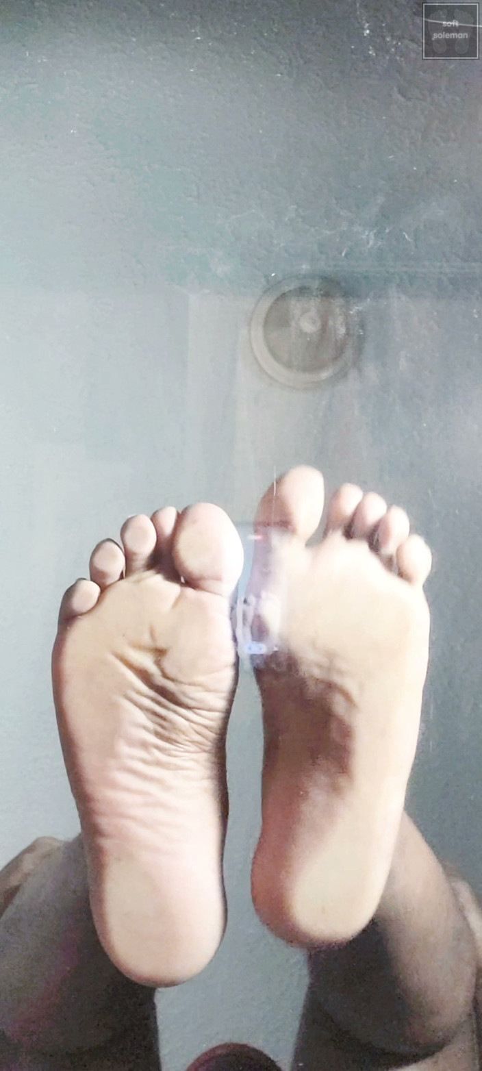 Soft Soleman: Muestra mis suelas en la mesa de vidrio (2026)