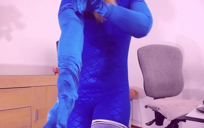 Nylon fetish 4u: Tijd om wat zachte glanzende blauwe handschoenen aan te trekken...