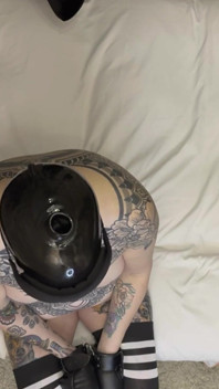 主人的性爱：戴着乳胶面具的激烈深喉口交