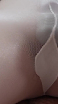 Vibrador em meia-calça.