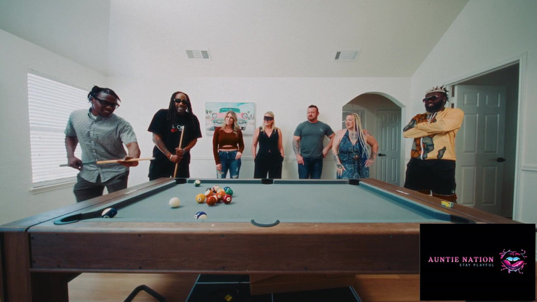 Auntie Nation: Mảnh bên chủ nhật