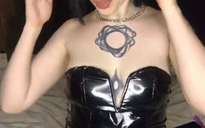 SynergyVibe: En cowgirl i läder pressar hett sina bröst och väntar...
