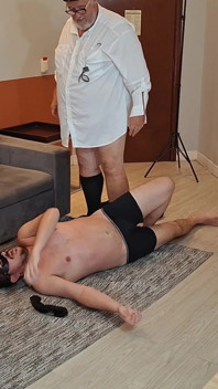 สองตำรวจ หนึ่งลูกหนี้ - การรุมกระทืบหมีตำรวจสุดโหด