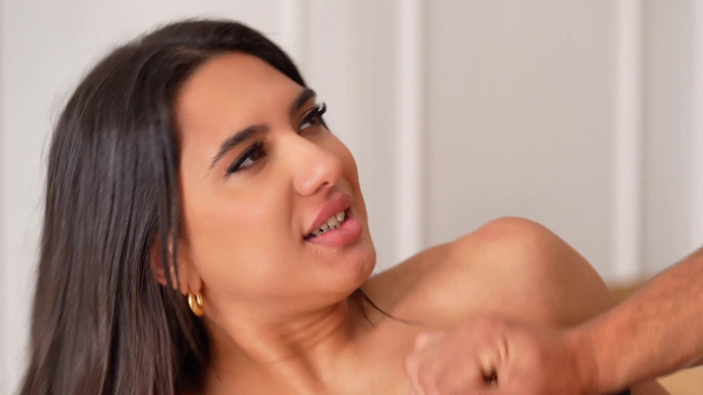 Jet sex prod: lina maarsilez ne ek suraksha gaard ko takkar di