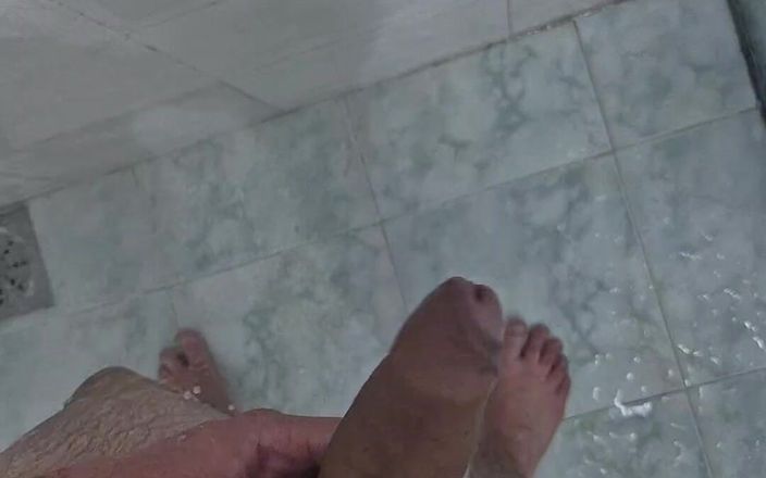 Lkdick8: Развлекаюсь с моим хуем в душе 1