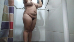 Stepmom_with_big_tits: Ich erwischte meine vollbusige kolumbianische stiefschwester beim duschen und nehme...