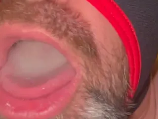 Steve hậu môn thưởng thức precum của riêng mình và một số tải của tinh dịch ngon của riêng mình