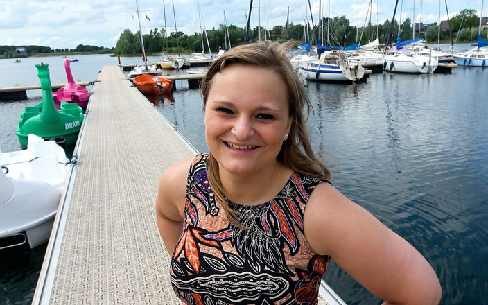 Andy Star: 危险的脚踏船操逼在湖中央