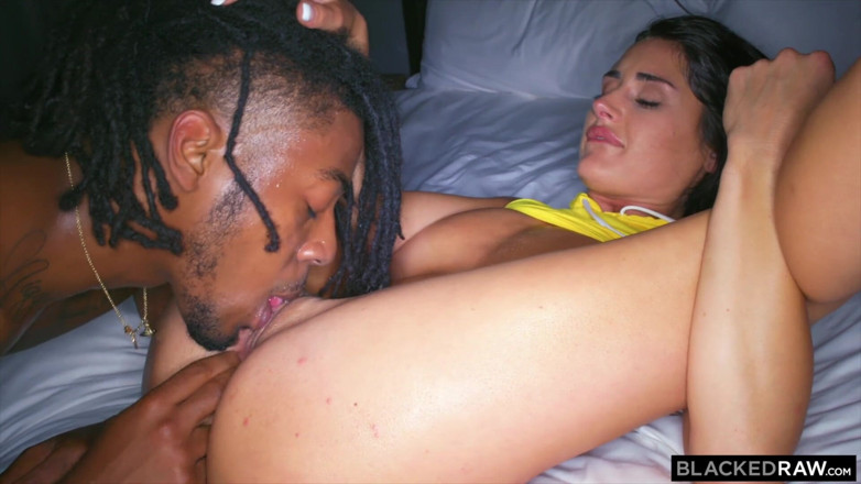 Blackedraw: Blackedraw, heiße brünette fickt riesigen bbc für ihren cuckold