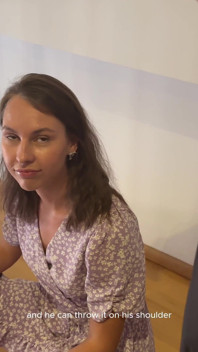 Hinter den Kulissen! Warte draußen, während wir deine Freundin ficken! Cuckold wird rausgeworfen, damit coole Männer seine Schlampe ficken können!