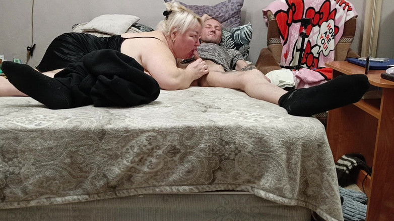 Zona901: Di hari libur, ibu tiri nyepong kontol dan telan sperma...