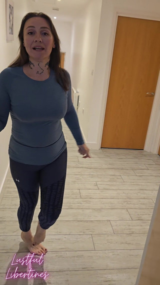 Lustful Libertines: Tetanggaku kebelet kencing di depan pintu rumahku