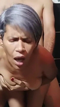 Enquanto estou tomando banho, minha madrasta entra para que eu possa transar com ela com força e eu a faço engolir meu sêmen.