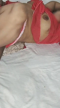 Ateşli Hintli kız erkek arkadaşına sakso çekti sert seks yapıyor ve edepsiz Hintçe konuşuyor