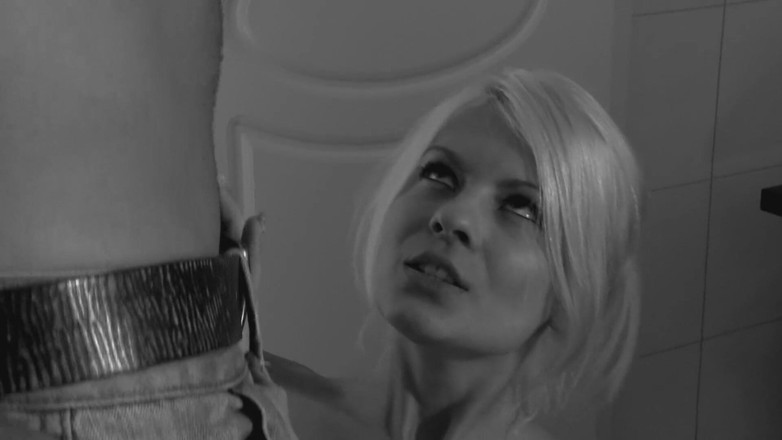 German Porn: Alman sarışın genç kız sert sikiliyor