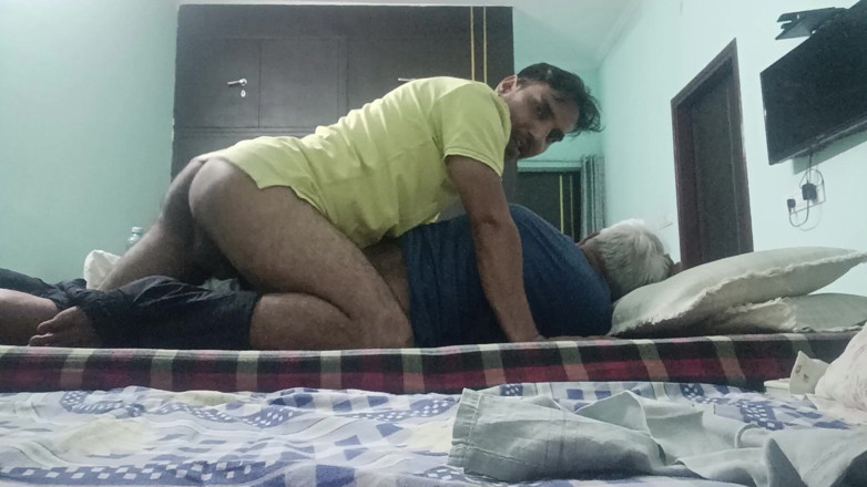 Rajasthani-old-lover: Ragazzi indiani desi fanno sesso con il vicino patrigno e...