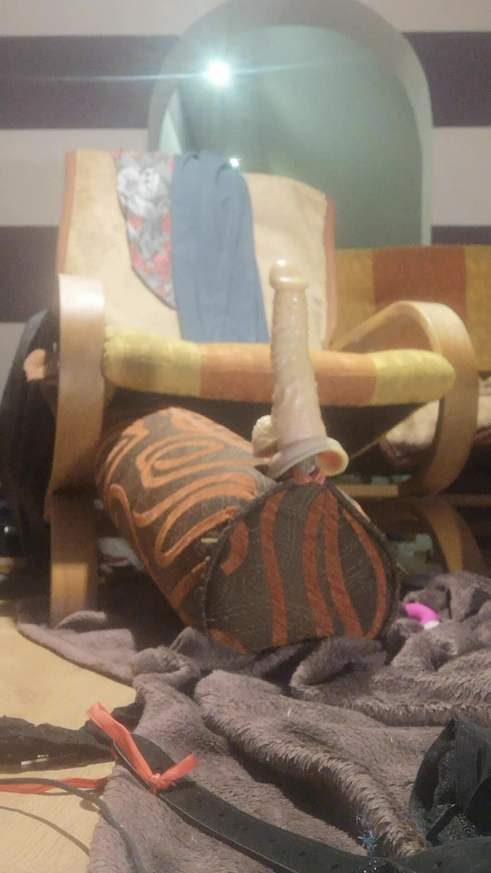 Transetka22xyz: Cățea plimbă cu dildo