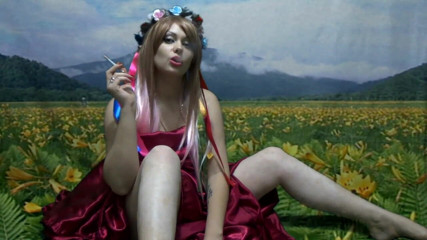 Goddess Misha Goldy: Fumando nella natura e stuzzicandoti