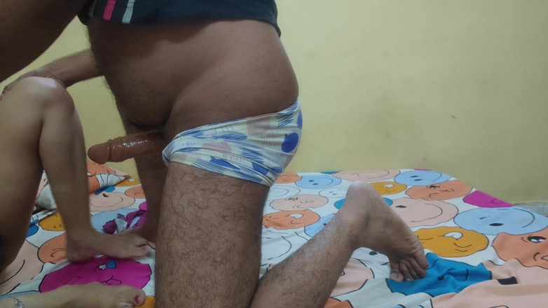 Sexy baby girl: Bhabhi fickte mit Einölen auf die muschi