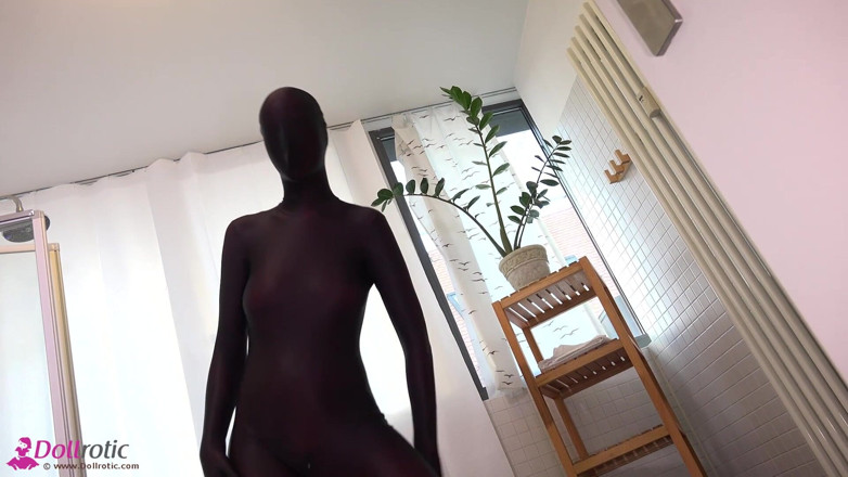 Dollrotic: 샤워하는 스판덱스 인형
