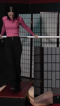 Dyanna crush auf ihrer sklavengrapte in stiefeln! Bild im Bild!