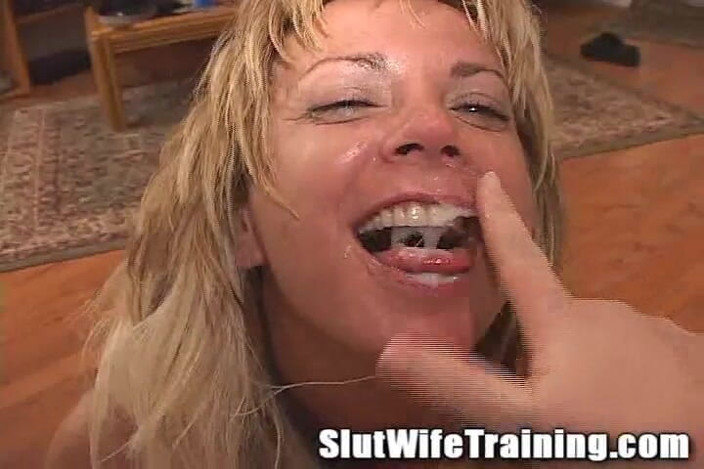 Slut wife training: Spust jedzenia blondie dziwka na twarz żona pieprzy paskudne nieznajome kutasy!