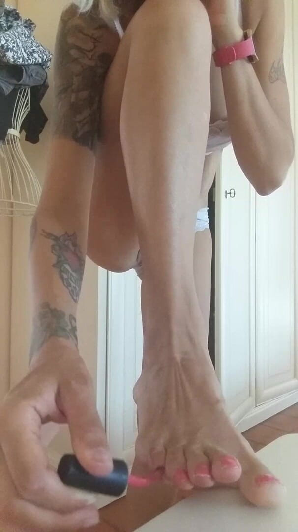 savannahamatoriale: Me pongo esmalte de uñas en mis pies