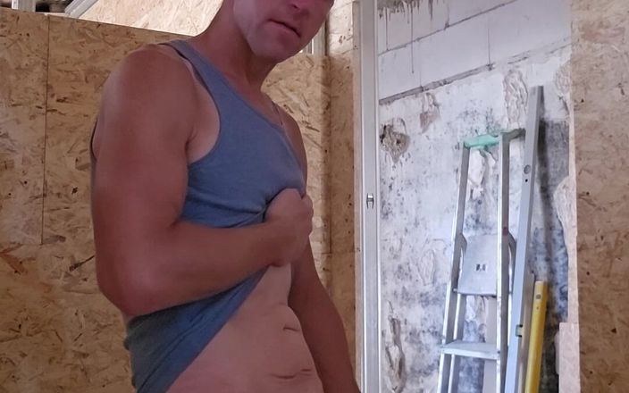 Chris_snoopy_91: Een hete dag op de bouwplaats deel 2/9 vingeren, dildo neuken,...
