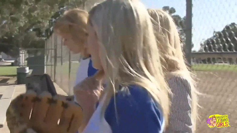 Naughty Lesbian Girls: Beyzbol piliçleri üçlü seks yapmayı arzu eden lezbiyen sarışın tarafından baştan çıkarılıyor...