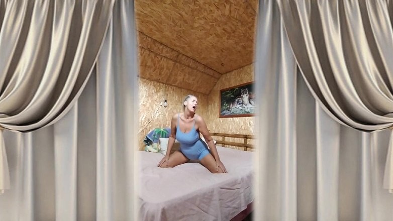 Lukerya: Die Attraktive Hausfrau Lukerya Begrüßt Einen Neuen Tag.