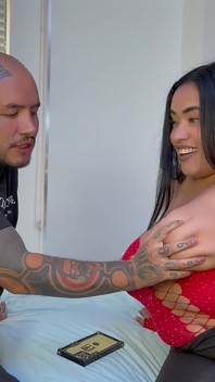 Je perds le contrôle et baise ma belle-sœur et je jouis dans sa bouche, après qu’elle ait chevauché ma bite