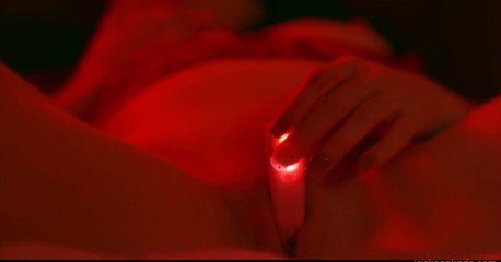 Iris Keenkade: เซ็กซี่ในชุดสีแดง