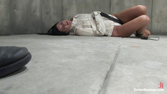 Device Bondage by Kink: Przywiązany kaftan bezpieczeństwa