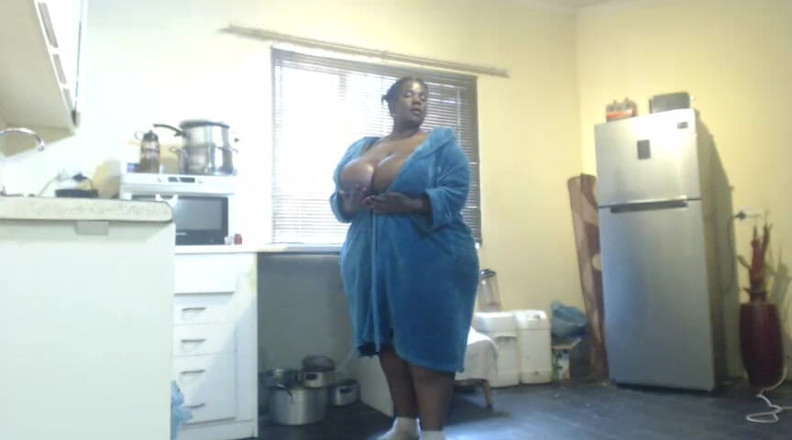 Legendary Booty Overdose: Une BBW noire se fait taquiner