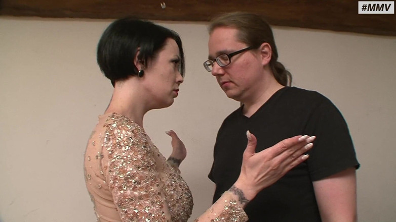 Absolute BDSM: Femdome Jerman yang kejam - kencing di wajah