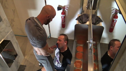 MACHO FUCKER FROM SPAIN: Aymeric deville von papi in toiletten kremapiert