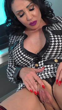 Nicole DuPapillon - Punição de funcionário