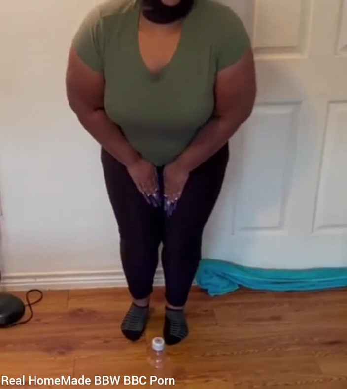 Super sexy ebony cuties: Писсинг в бутылке, пью мой писсинг