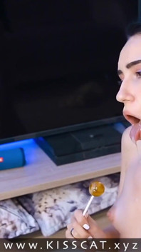 Adik tiri cuba menghisap chupa, tetapi batang besar abang tiri lebih baik belajar blowjob selamba