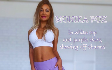 Monika Fox: Monika Fox Poseert in Wit Topje, Paarse Rok En Toont...