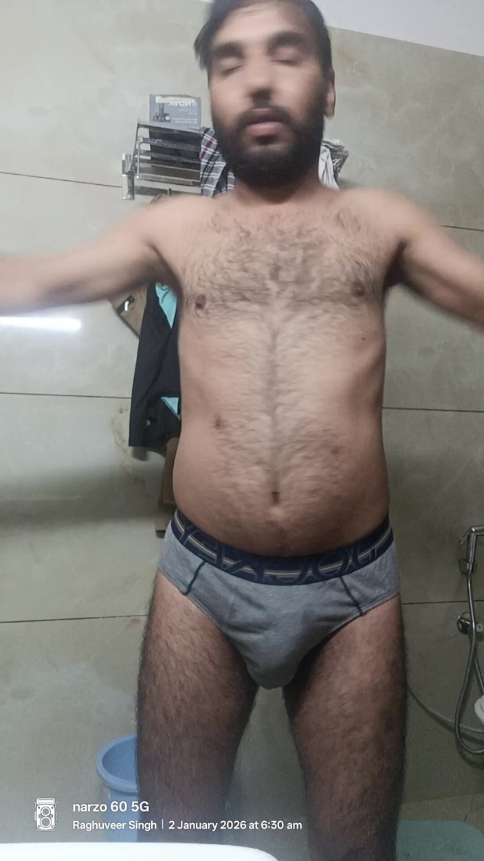 Rajasthani-old-lover: Hombre indio rajasthani disfruta de la ducha