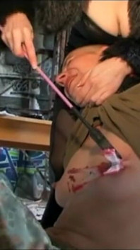 굴욕적인 지배 젖탱이 꼬집기