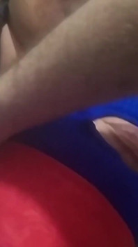 Esposa de grandes tetas chupa dos pollas y traga el semen de un extraño sin saberlo