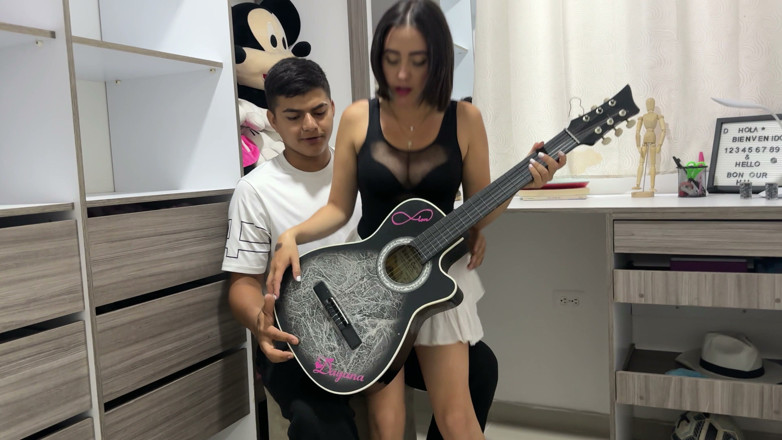 ManuelaAlvarez: Chị kế 18 tuổi của tôi yêu cầu tôi dạy cô ấy...