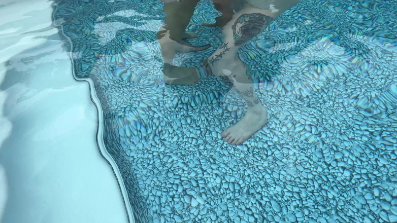 Lora Cross: Trio lesbien et ceinture au bord de la piscine avec...